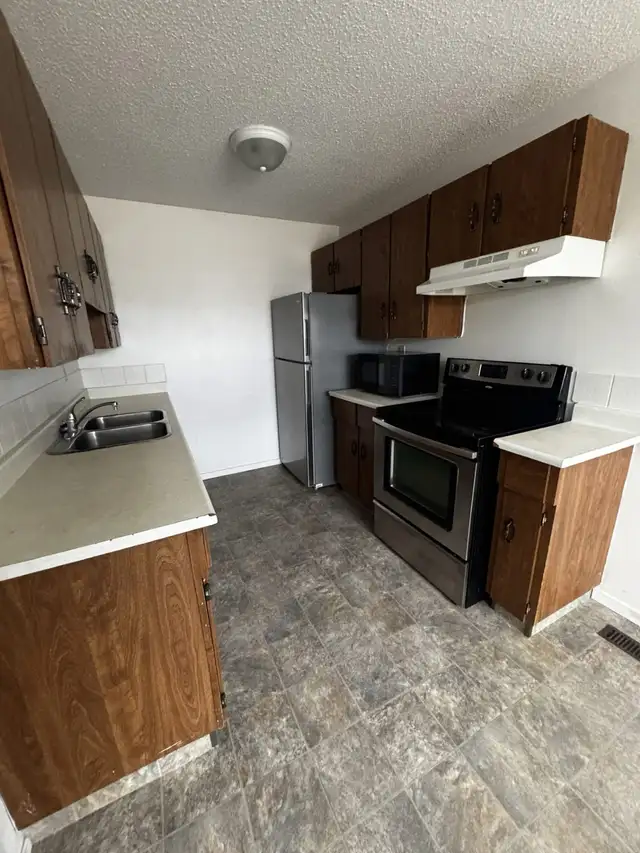 3bedroom upper/lower unit 4plex available April 1
