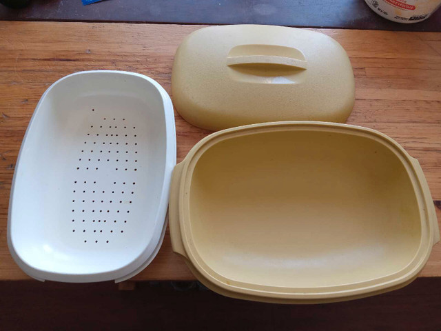 Vintage Tupperware brand microwave steamer in Kitchen & Dining Wares in Summerside - Image 3