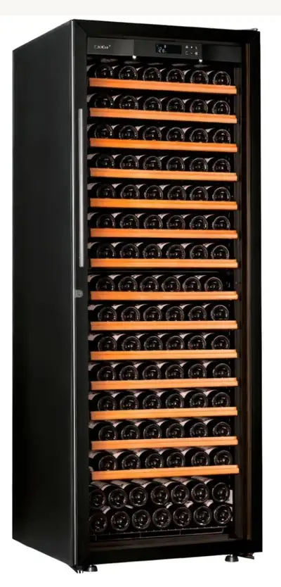 Cellier Eurocave 180-200 bouteilles de type bordeaux Wine Cellar Eurocave 180-200 bouteilles worth 6...