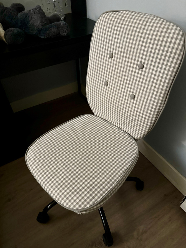 Ikea desk 95%New with Chair dans Bureaux  à Ville de Montréal - Image 2