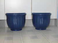 2  Pots à fleurs en demi-lune bleu mural    Prix 5 $  pour les 2