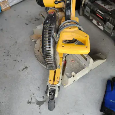 Dewalt DW717 compound sliding mitre saw 10" blade, View more