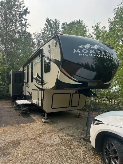 2017 Keystone Montana High Country 370BR is a premium, 41-foot luxury fifth-wheel trailer celebrated...
