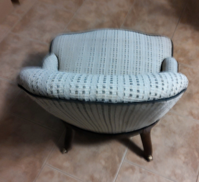 Vintage Decorative Chair in Chairs & Recliners in City of Toronto - Image 2