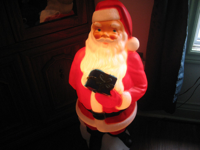 Vintage plastic Santa in Arts & Collectibles in Sarnia - Image 3