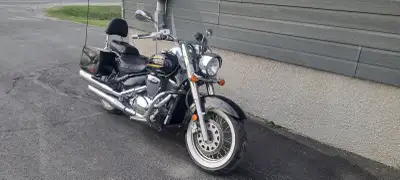 Superbe moto, très confortable, kilométrage très bas. Les pneus sont neufs, elle a 2 grandes sacoche...