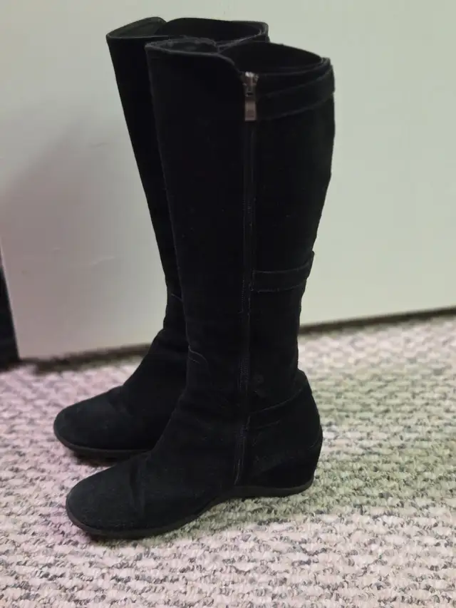 Ladies Black Suede-Like Leather Knee-High Boots with Wedge Heel. in Women's - Shoes in Grande Prairie - Image 2