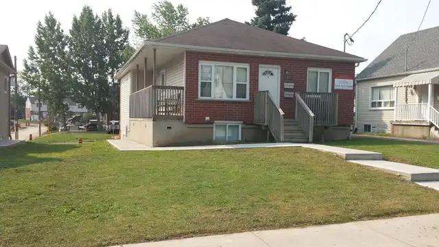 $699 @ 27B***5-BEDROOM HOUSE W/USE OF YARD CLOSE TO WLU