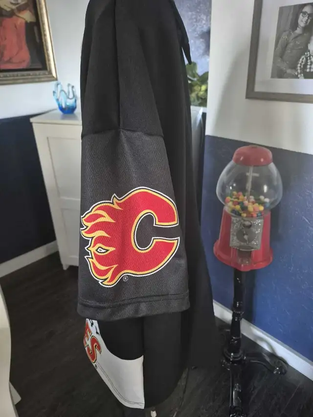 Calgary flames shirt large  in Men's in Calgary - Image 6