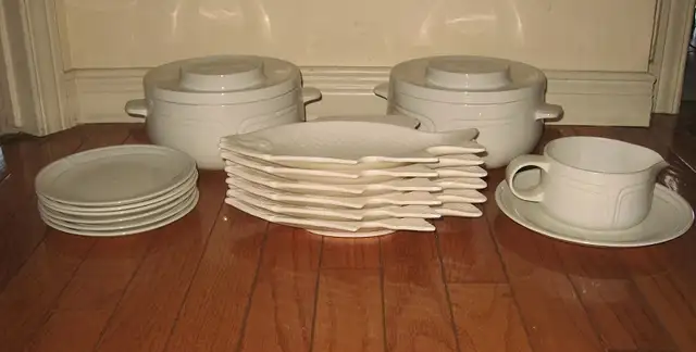 White Dinnerware Sets / Plates with Gold Rim / Flatware in Kitchen & Dining Wares in City of Toronto - Image 4
