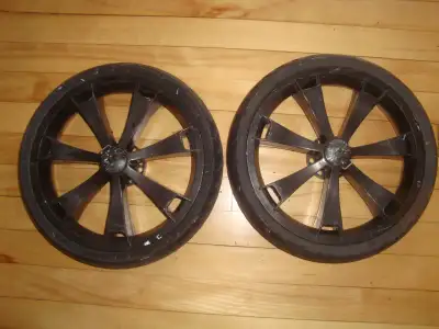 2 roues de chariot en aluminium 12'' Pneus pleins en parfaite condition Équipé de deux roulement à b...
