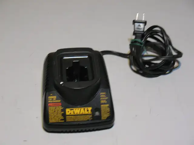 Makita, DeWalt, and Ridgid 18 Volt Battery Chargers, LIKE NEW in Power Tools in City of Toronto - Image 9