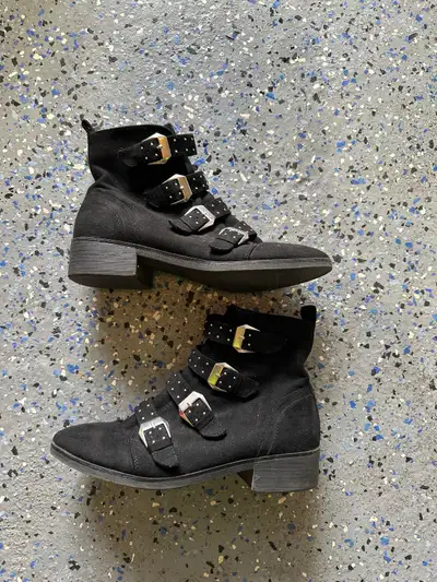 Women’s Size 8.5 Boots, View more