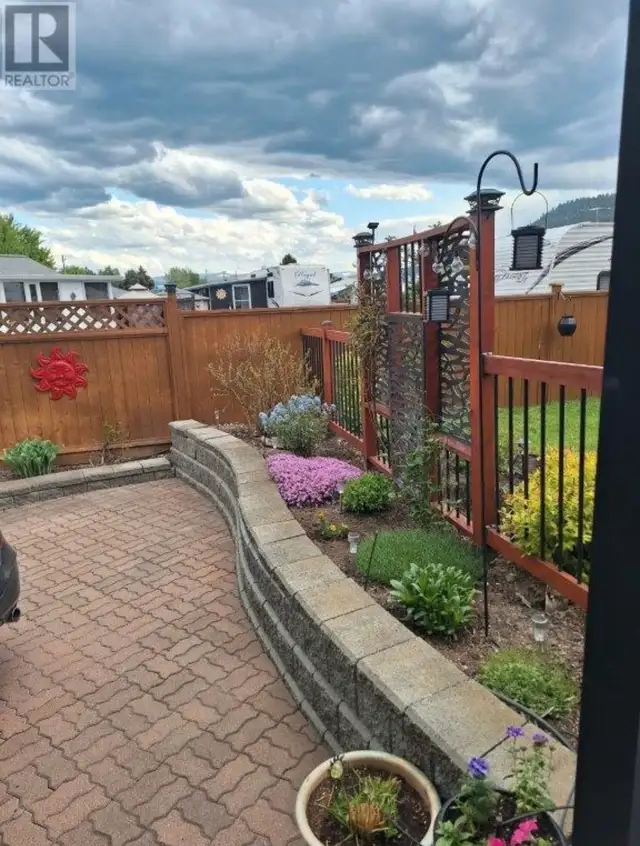 Beautiful vacation or full time residence in Kelowna.62865716170625123