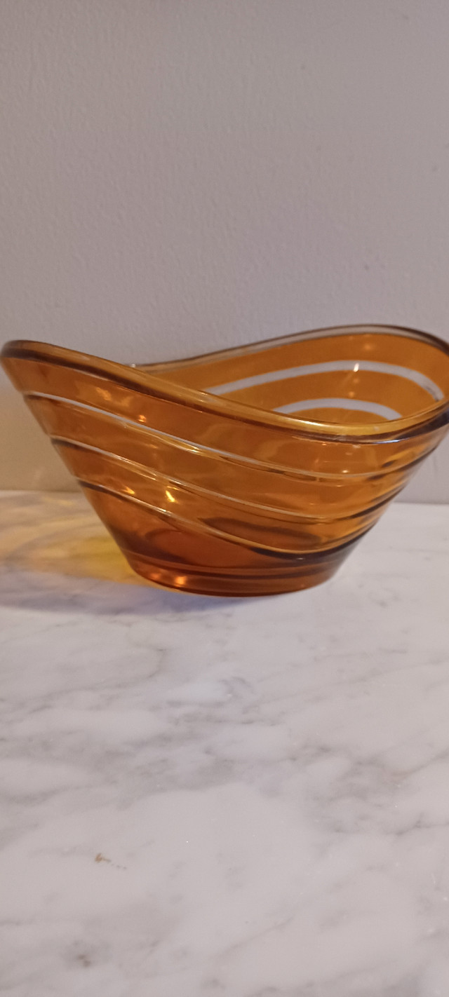 Teleflora Gift Candy Dish Bowl Hand-blown Lead Crystal 8"Wx4"H in Arts & Collectibles in Calgary - Image 3