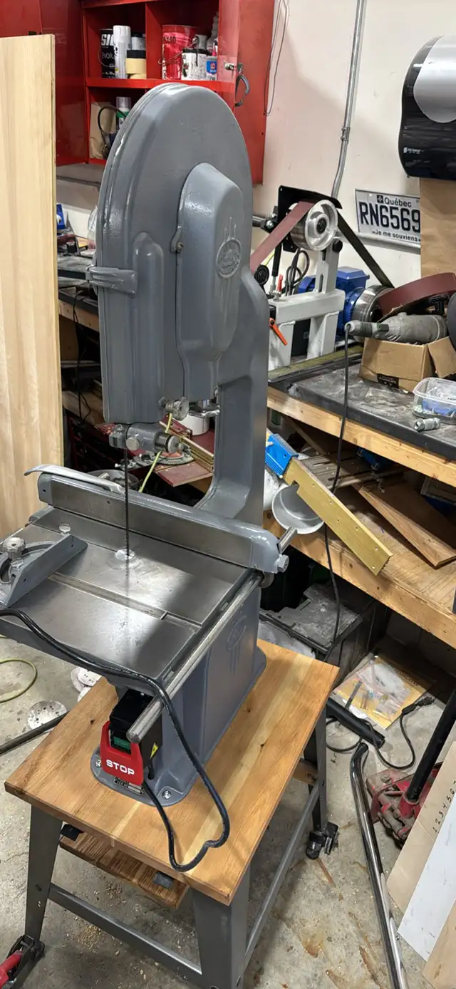 Restored Beaver 3300 Bandsaw with spare blades - made in Ontario in Power Tools in Gatineau - Image 6