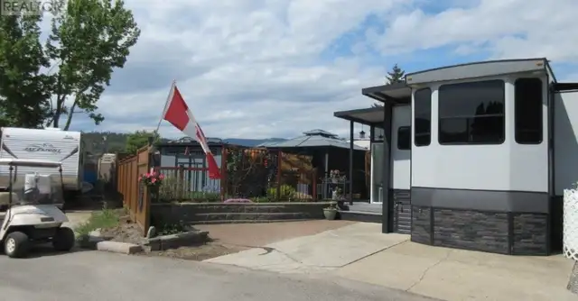 Beautiful vacation or full time residence in Kelowna.62865716170625121