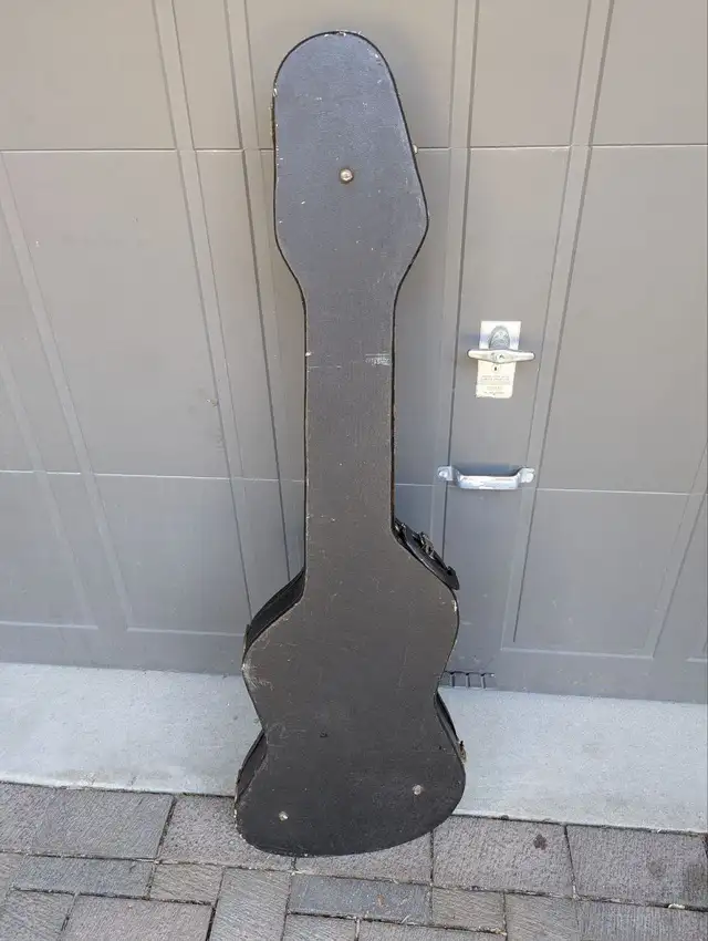 Vintage Hardshell Guitar / Bass Case in Guitars in Markham / York Region - Image 3