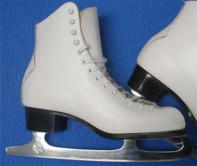 BAUER Figure Skates Size-8 (Inner Length 24cm/9.5'') Dwight in Skates & Blades in Muskoka - Image 3