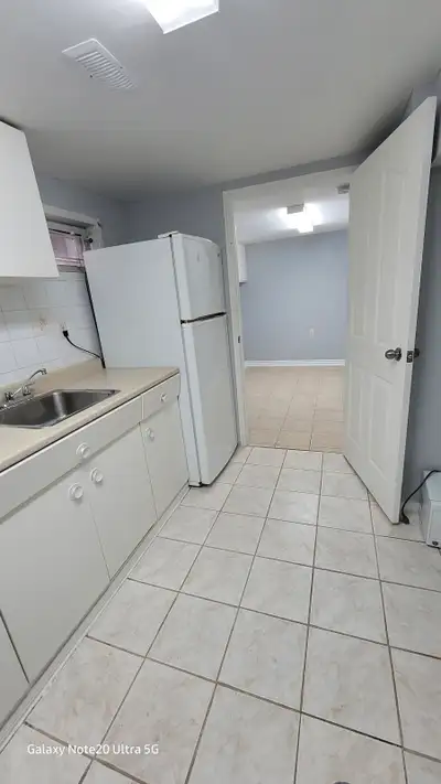 Sep. Ent, private, 1-BDRM BSMNT Apt - KENNEDY STN