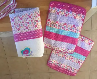 MAGGIE MILLER CHILDREN’S QUILT SET •FULL/QUEEN SIZE •Reversible (other side is solid dark pink) •Mac...