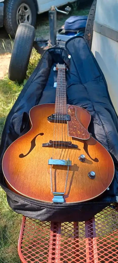 Godin 5th Avenue Kingpin P90 Cognac Burst, View more