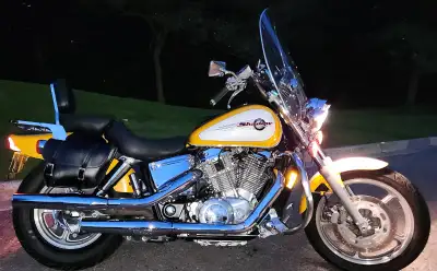 I sale my honda shadow as is. Is in excellent condition, new battery and new starter. Only cash.