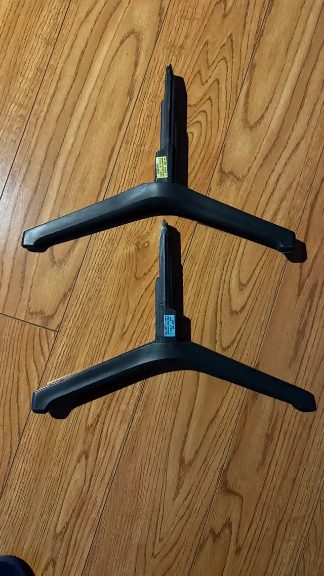 Samsung 70/75-inch TU7000 Series Stand in TVs in City of Toronto - Image 2