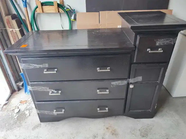 5 drawer dresser/credenza in Dressers & Wardrobes in Markham / York Region - Image 2