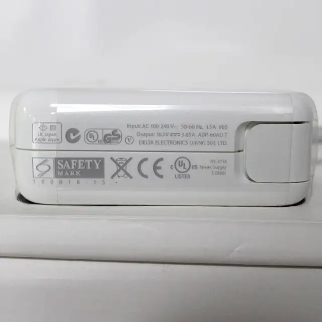 Apple 60W MagSafe Power Adapter in Laptop Accessories in Oakville / Halton Region - Image 10