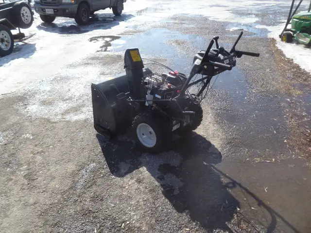 30" Yardworks/Mtd 305cc snowblower in Snowblowers in Ottawa - Image 3