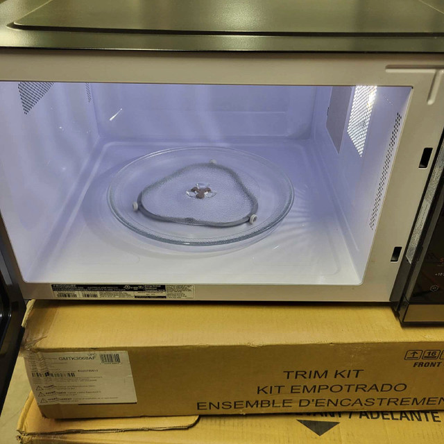 New built-in microwave Frigidaire Gallery in Stainless steel wit in Microwaves & Cookers in City of Halifax - Image 2