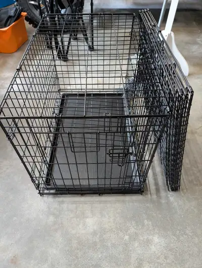 Medium size dog crate and play pen fence All in great condition. Crate was over $100 new Crate size...