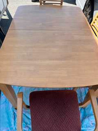 Table de cuisine avec 4 chaises en bois couleur naturelle 