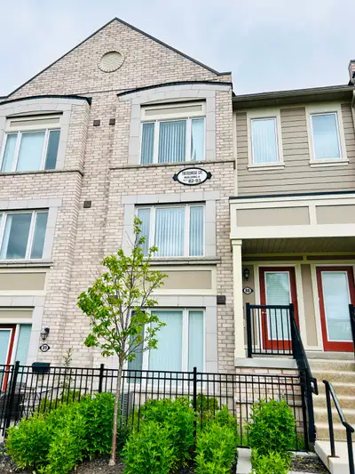 Beautiful Townhouse, Prestine Unit W/Unobstructed View Of Greenspace, Surrounded By Parklands, Trail...