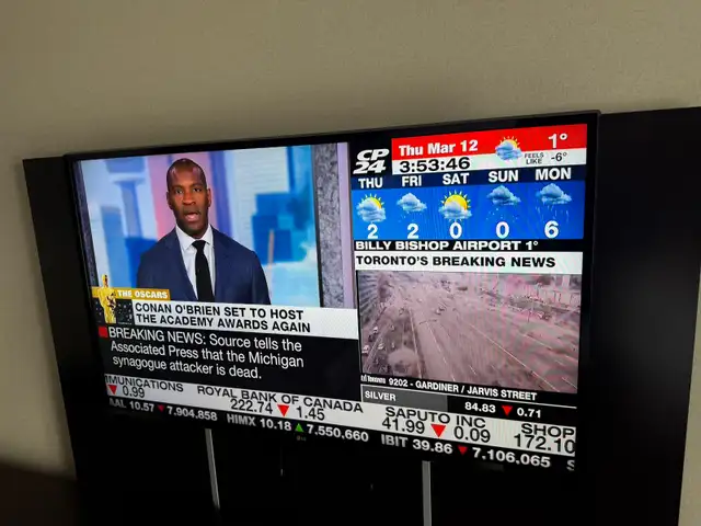 LG Flat screen TV for Sale 43" in TVs in Mississauga / Peel Region - Image 2