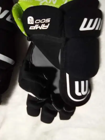 AMP 500 Hockey Gloves like new, View more