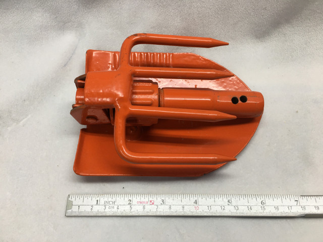 Folding Orange Mini  Shovel /Rake in Outdoor Tools & Storage in St. Catharines - Image 2