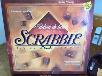 Plateau de jeu pivotant avec grille surélevée planchette de jeu sur socle an 1999 - 102 tuiles alpha...
