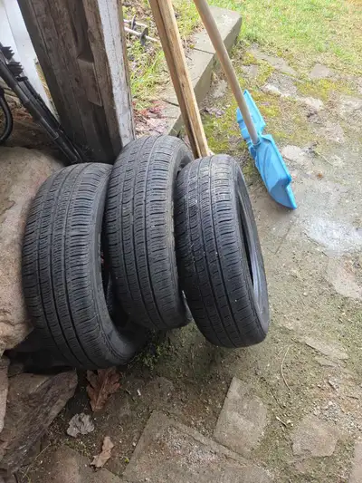 3 pneus d été 30$/ chaque. Était sur un mitsubishi mirage.