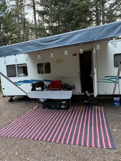 2001 trailer AC heat light all works Great tires Comes with 2 propane bottles and 2 6 volt batteries...