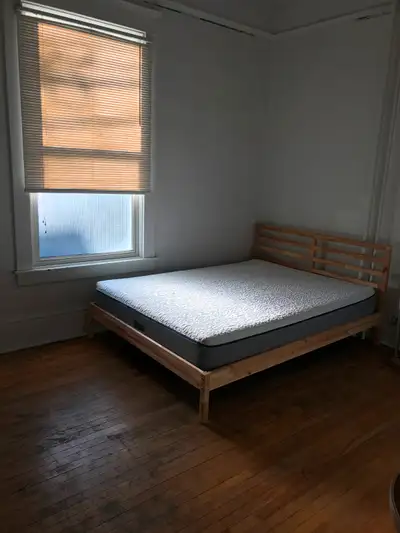 Spacious historic bachelor apartment located in the south end of Halifax. Close to all universities,...