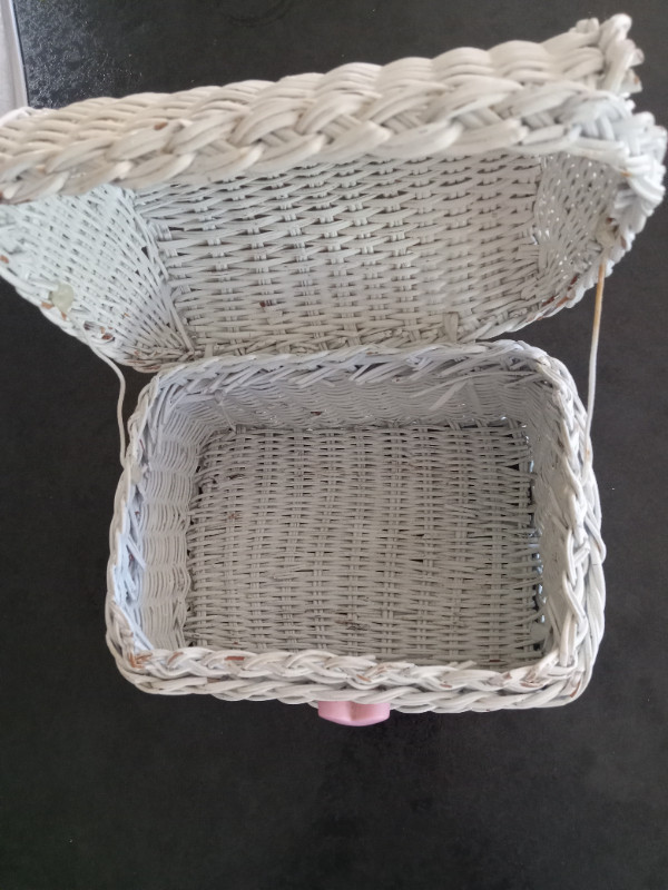 small wicker basket - for free in Free Stuff in Kawartha Lakes - Image 2