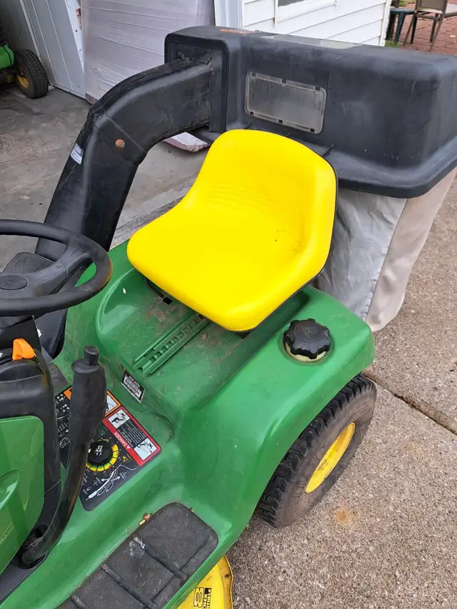 38" John Deere LT155 Riding Lawn Mower w/ bagger63006660378369124