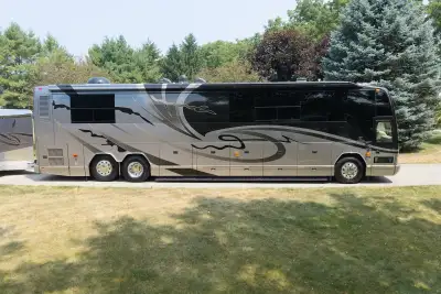 2007 Prevost Featherlite Vantare H3-34 Sanibel Interior, 122,000 miles Offered for sale is a beautif...