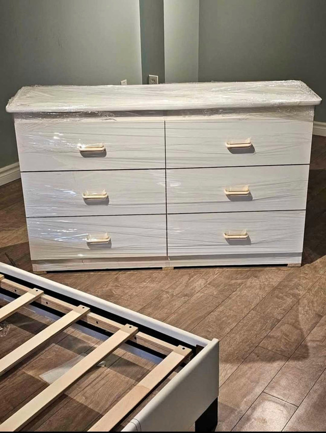 Mid-Century Modern 6-Drawer Dresser in Dressers & Wardrobes in Kitchener / Waterloo