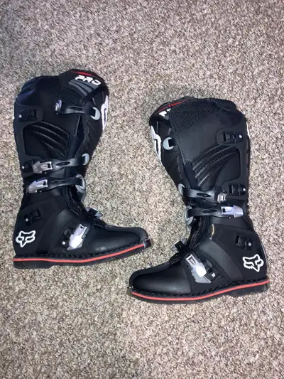 Selling a pair of FoxRacing Inc Forma Pro motocross boots, size 9. These boots are in excellent cond...
