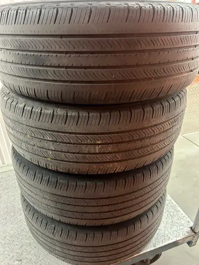 4 pneus d’été usage 235 65 17 Michelin mxm4 , bon pour un dernière saison 4 used summer tires 235 65...