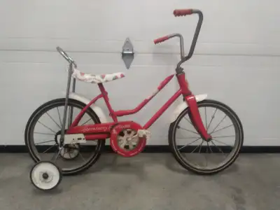 Vélo Fraisinette (StrawBerry ShortCake), par Tonka. Grandeur 16 pouces, les petites roues d'entraîne...