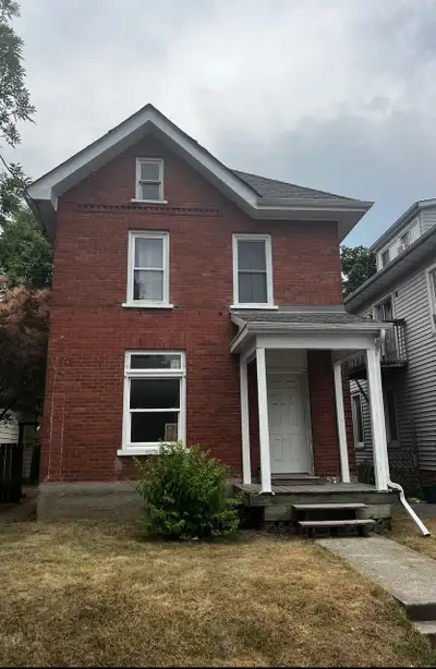 Planning for next year? This beautiful 5-bedroom student home is located in the heart of downtown Pe...